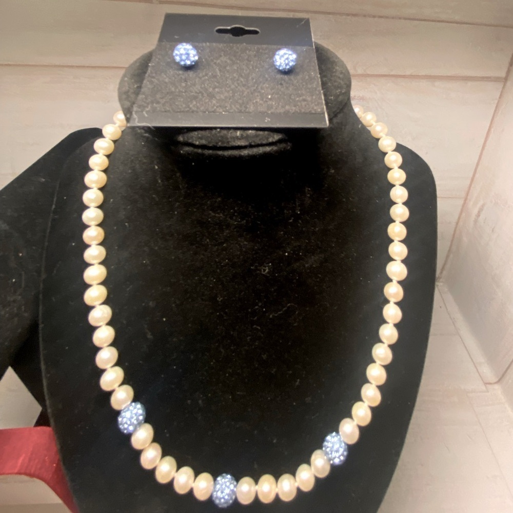 Fresh water pearls and crystals set Necklace, bracelet, and earrings - Picture 5 of 11